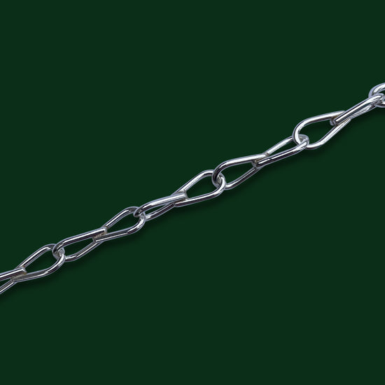 A close up of Timio's Ekko chain with its mirroring tear drop-shaped links on a dark green background.