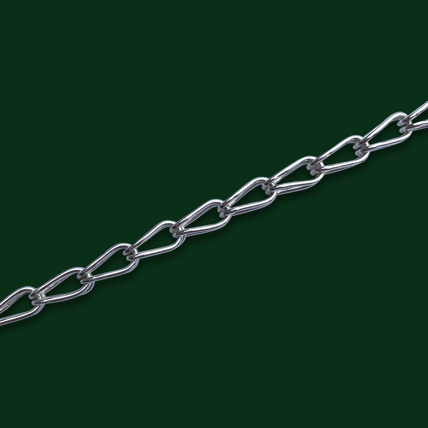 A close up of Timio's Foxtail style to emphasize the interlocked tear-drop shaped links on a dark green background.
