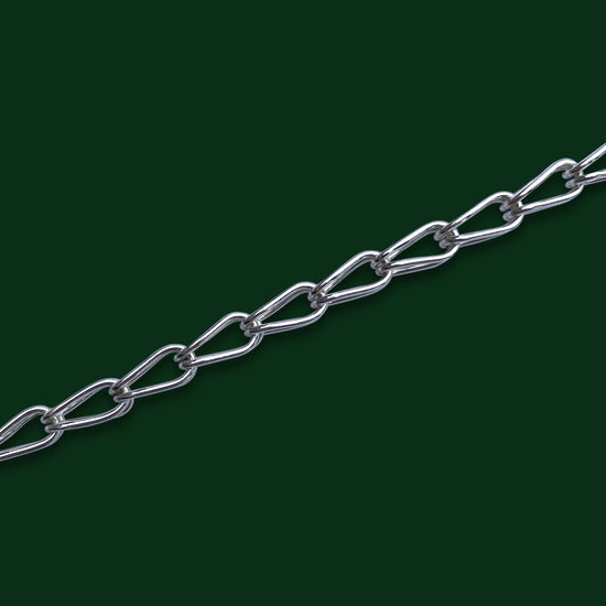 A close up of Timio's Foxtail style to emphasize the interlocked tear-drop shaped links on a dark green background.