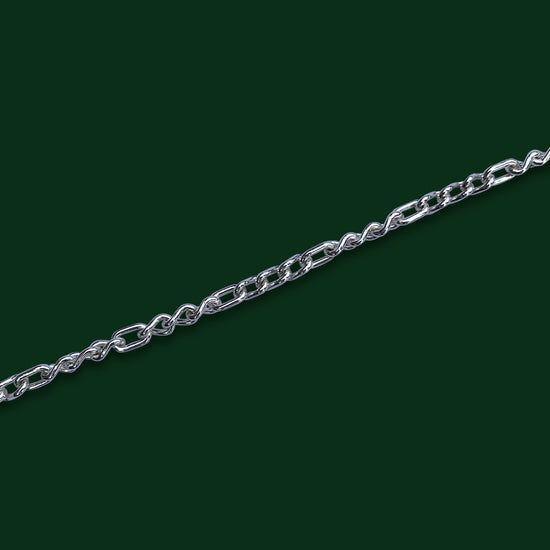 A close up of Timio's Trias chain on a dark green background, emphasizing the three curved links to every one small oval link pattern.